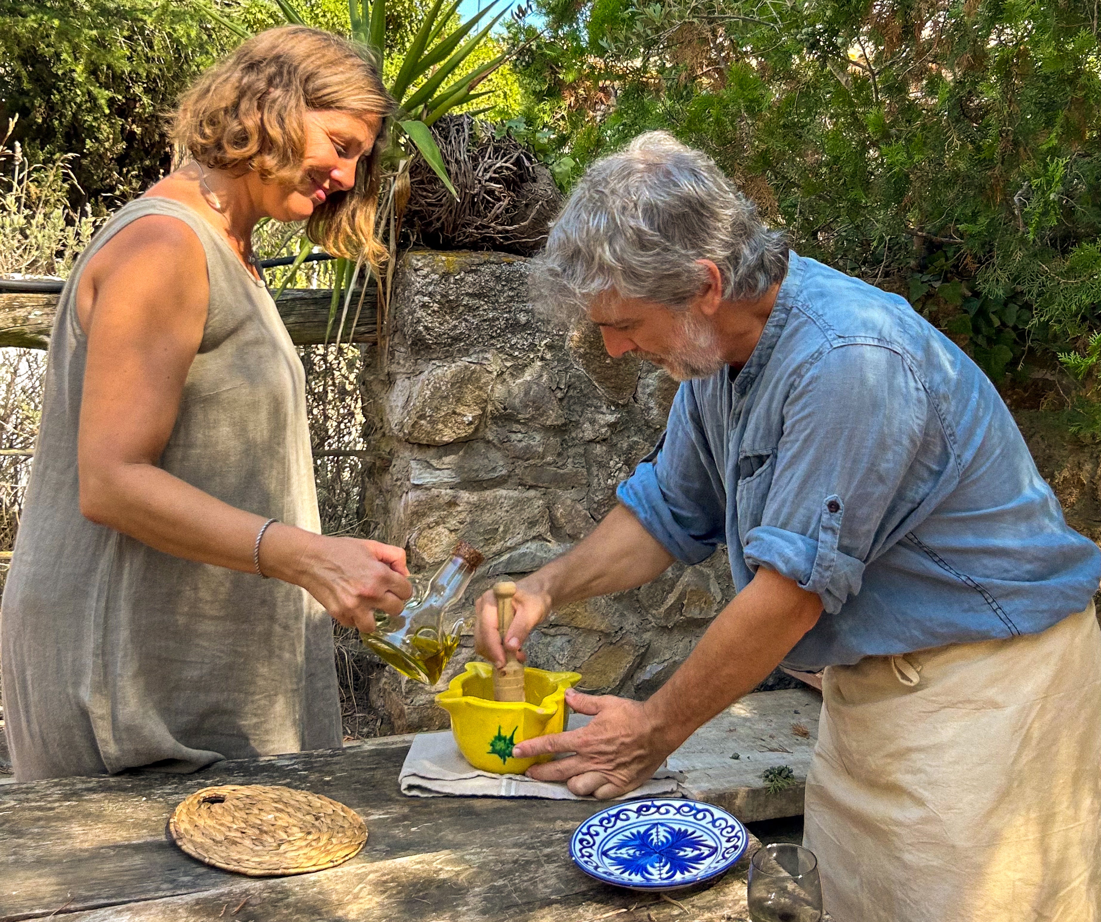 pareja cocinando all i oli