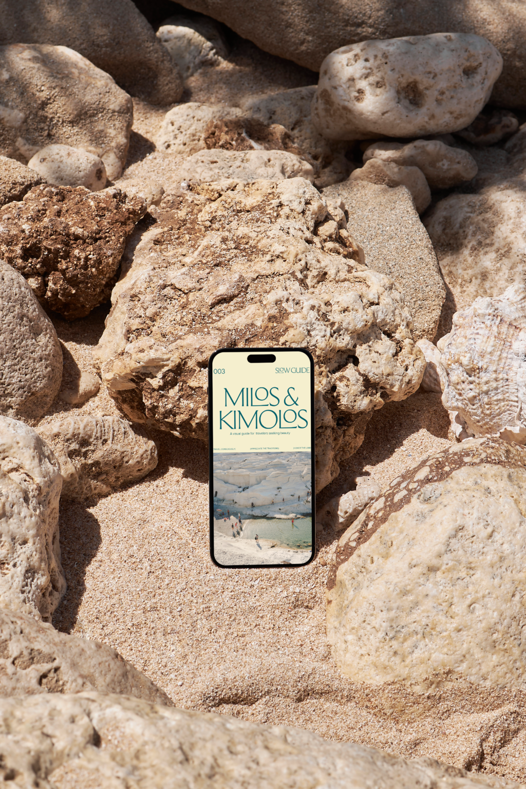 portada milos en un iphone mockup playa beach